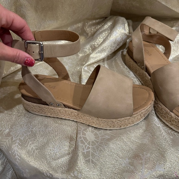 Women’s Soda sandals size 8 1/2 - Picture 2 of 3